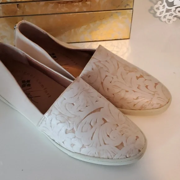 Tooled leather Patricia Nash slipons. Buff color, size 8M - Picture 1 of 5